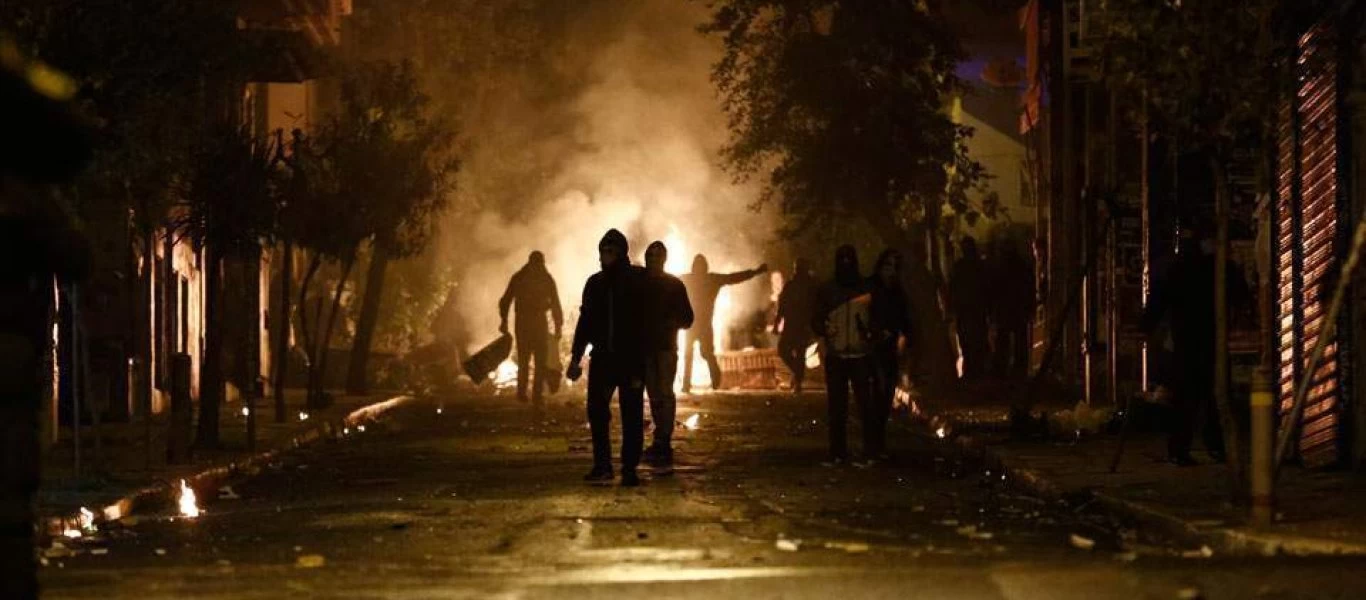 «Καταδρομική» επίθεση ακροαριστερών στα Εξάρχεια - Τραυματίστηκαν 2 αστυνομικοί της ΔΙ.ΑΣ.